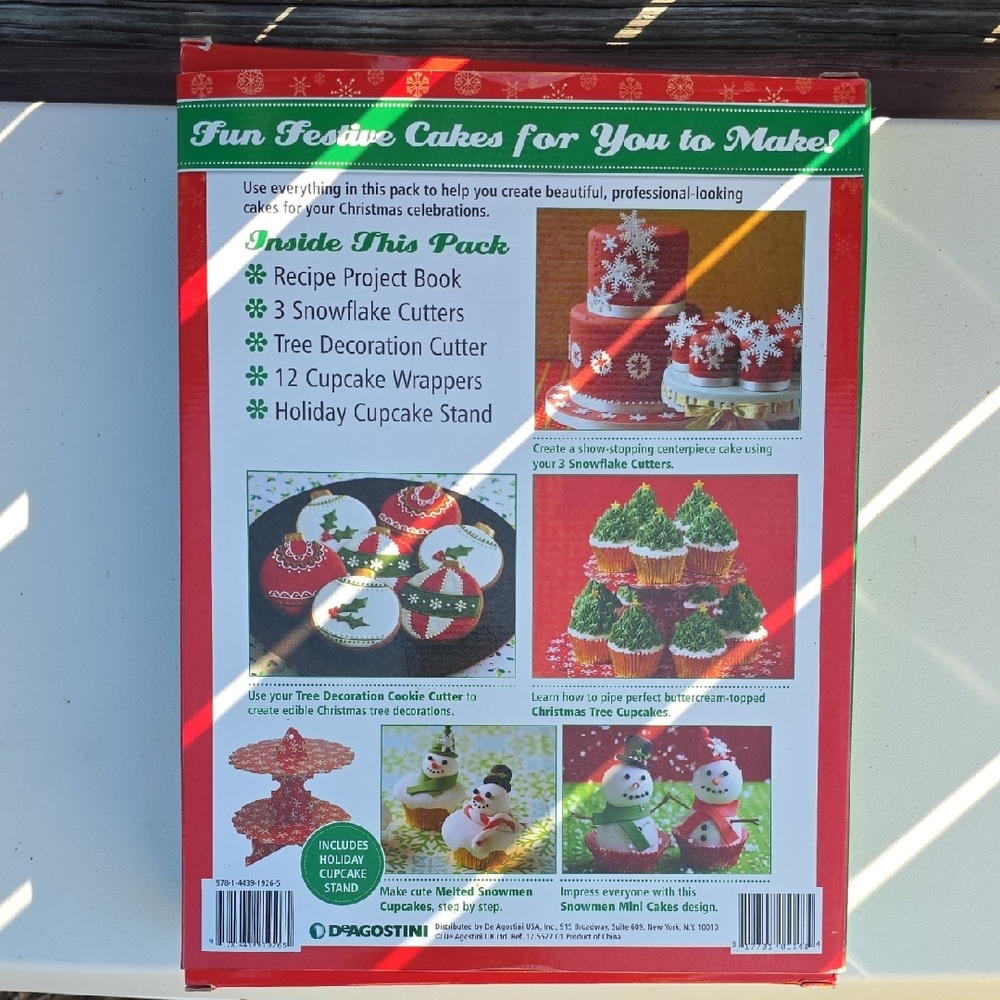 Christmas Cake Decorating Kit - Red and Green - Picture 5 of 5
